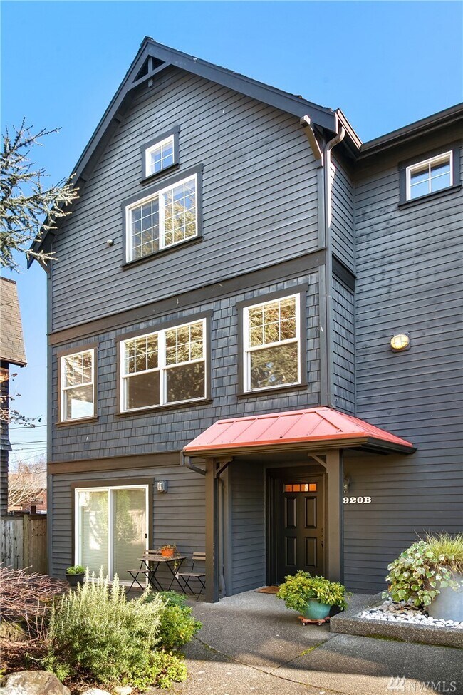 Building Photo - 920 17th Ave