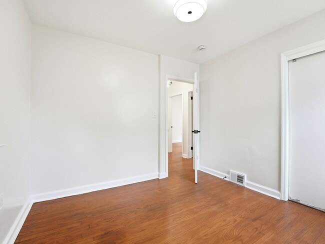 Building Photo - Fully Renovated Rental with Designer Kitchen, Modern Bath & Bonus Spaces – Stratford, NJ