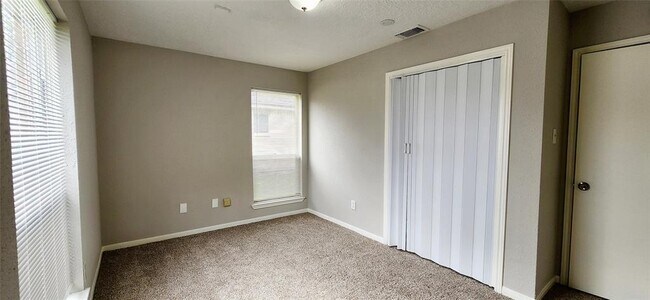 Building Photo - 129 Wagon Ln Loop