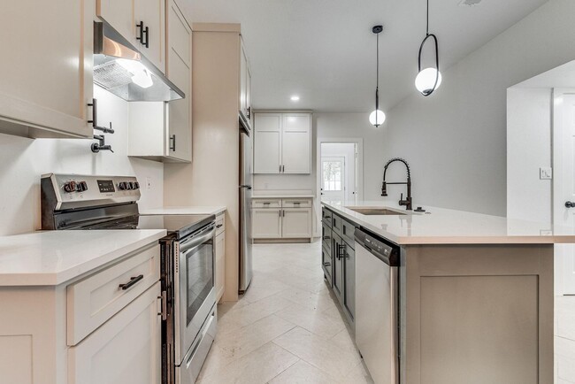 Building Photo - Beautiful home in Southwest Cleburne
