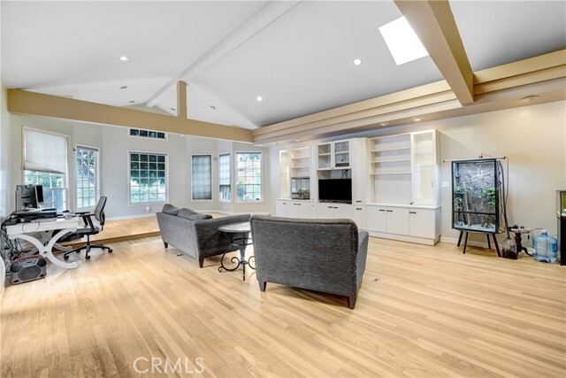 Building Photo - 10915 White Oak Ave