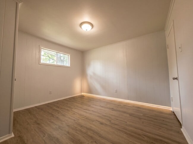 Building Photo - 518 Burlington Cir