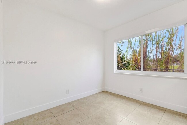 Building Photo - 407 SE 9th Ct