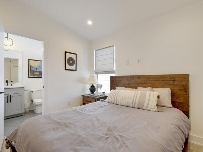 Building Photo - 1411 Cometa St