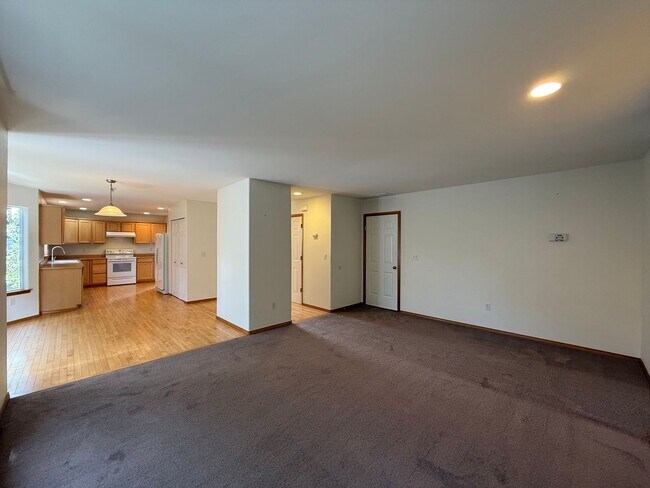 Building Photo - 4 Bed 2 Bath Home in Waterbury Meadows