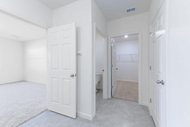 Building Photo - 1524 SW Bermel Ave