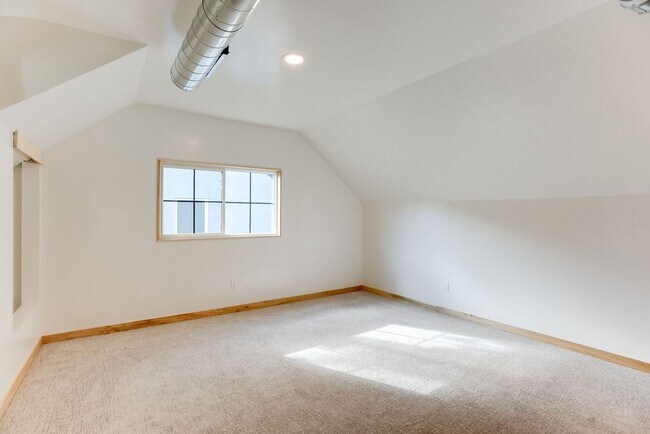 Building Photo - Amazing 2 bedroom, 2 bathroom 1,330 sf hom...