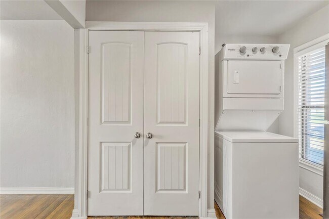 Building Photo - 1217 N Blackwelder Ave