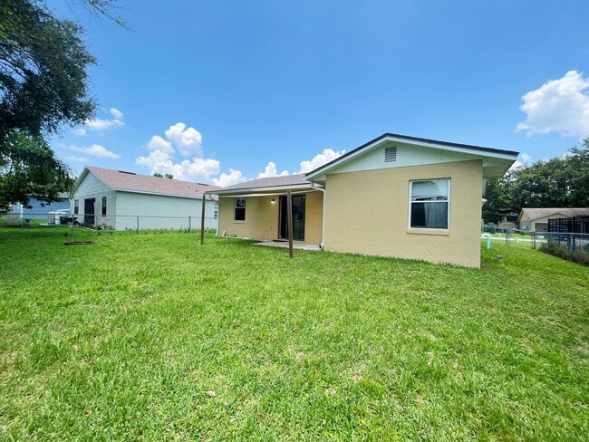 Building Photo - Beautiful 3 Bedroom 2 Bathroom Bungalow in...