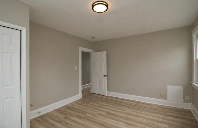Building Photo - 403 Kingston Rd