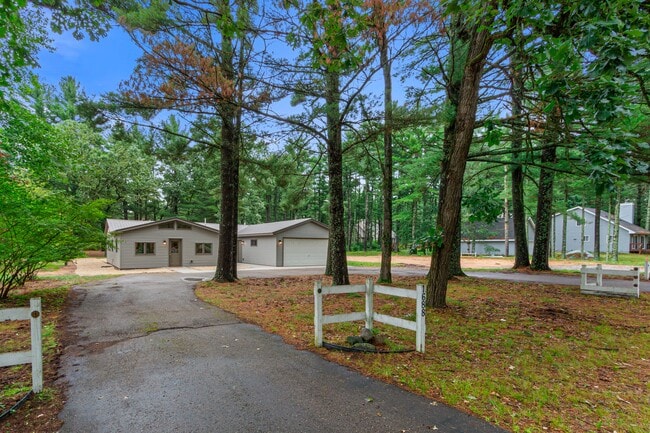 Building Photo - 1688 S Aurora Ln