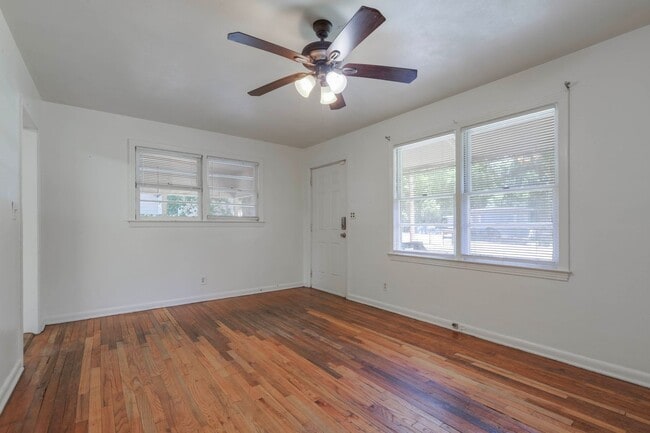 Building Photo - 4 bed 2 bath house, Walk to Stadium!! Available July 2026