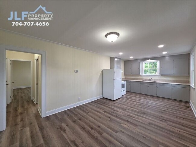 Building Photo - Fully Renovated 2 Bed/1 Bath Ranch in Salisbury!