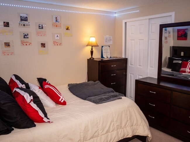 Building Photo - Three Bedroom Townhome with Pool