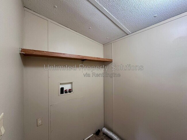 Building Photo - 9499 Wendi Dr NE