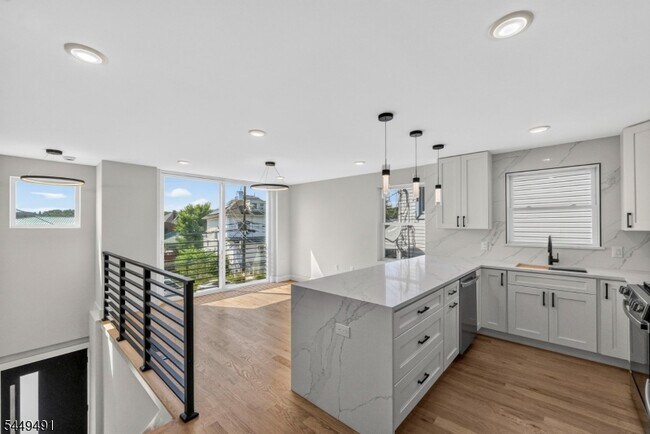 Building Photo - 62 Hillside Ave