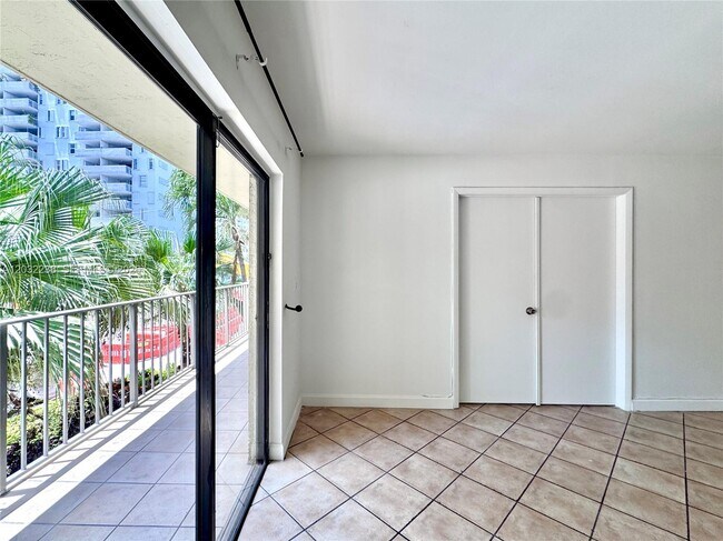 Building Photo - 1250 Lincoln Rd