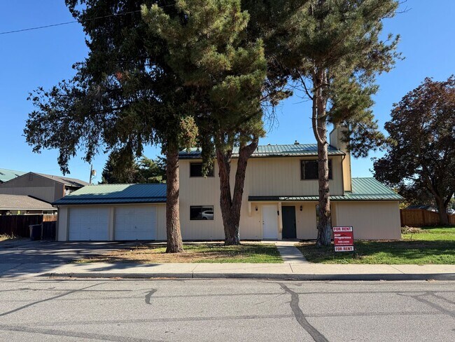 Building Photo - 925 Gellatly St