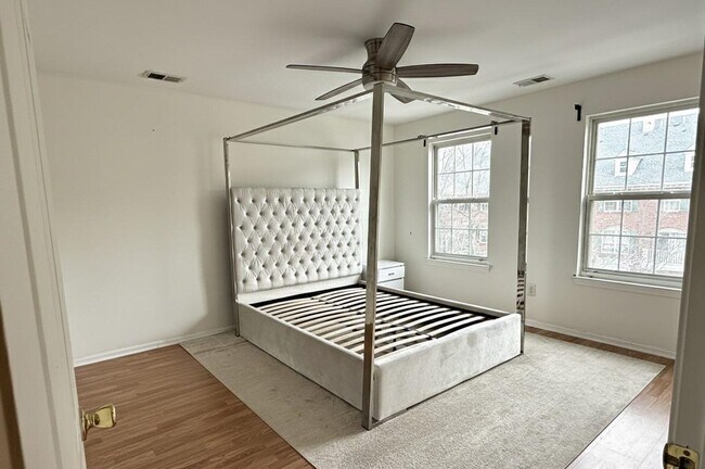 Building Photo - 17 Mulberry St