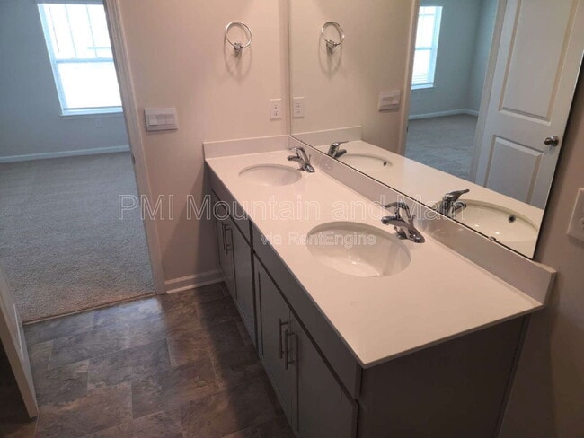 Building Photo - 92 Queen Vly Wy