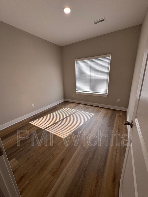 Building Photo - 5250 N Cypress Cir