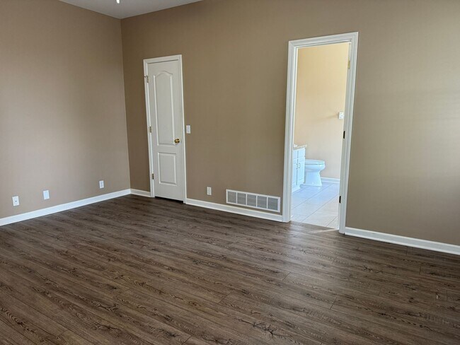 Building Photo - Elkhorn Home For Rent In Quiet Neighborhood
