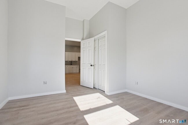 Building Photo - 215-219 Bank St