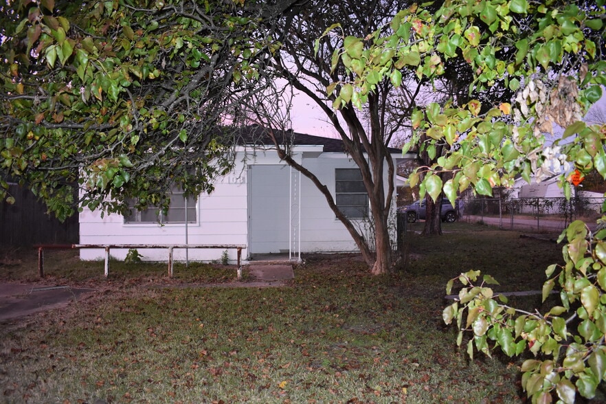 Building Photo - 108 E Kirby