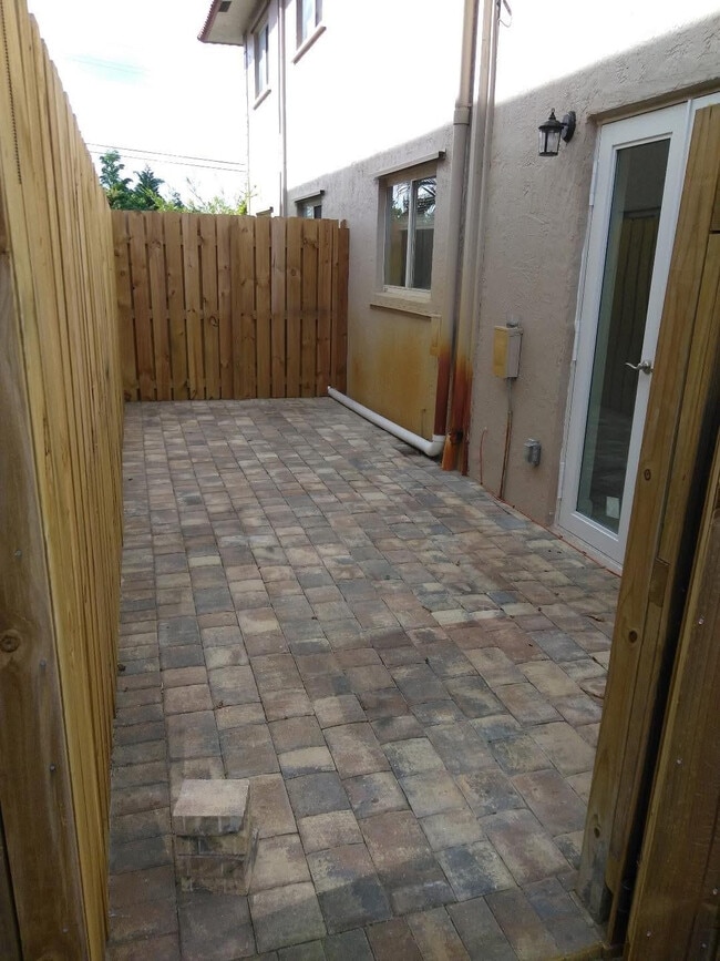 Building Photo - 3050 NE 5th Terrace