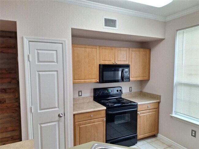 Building Photo - 5550 Rosehill Rd