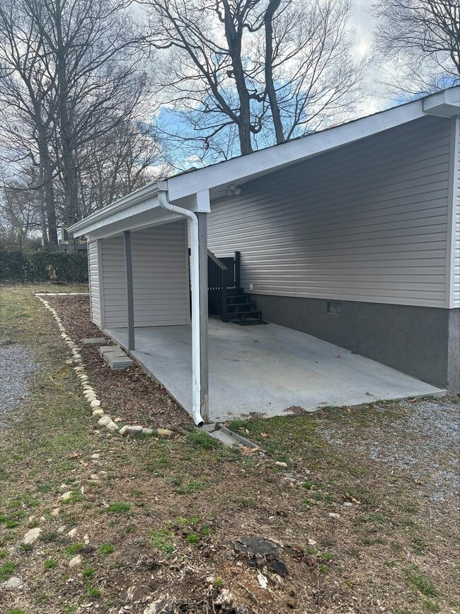 Building Photo - 3 Bedroom 2 Bath in Gray