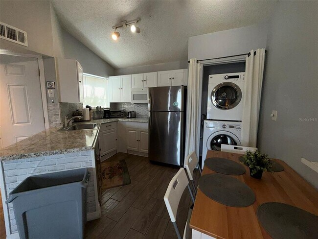 Building Photo - 1940 Lake Atriums Cir