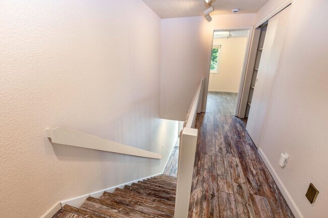 Building Photo - 1-MONTH FREE SPECIAL! Inviting 2-Bedroom, 2.5 Bathroom Home in Gresham