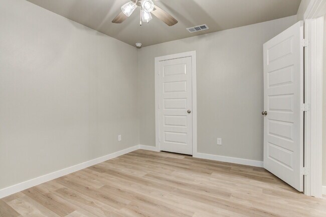Building Photo - 4 Bed 2 Bath Home in South Lubbock! Extended driveway + Turf!
