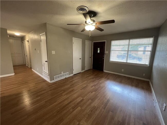 Building Photo - 806 Sandy Ct