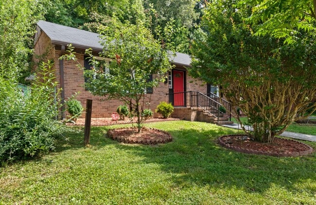Building Photo - Introducing a newly renovated 3 bedroom, 2...