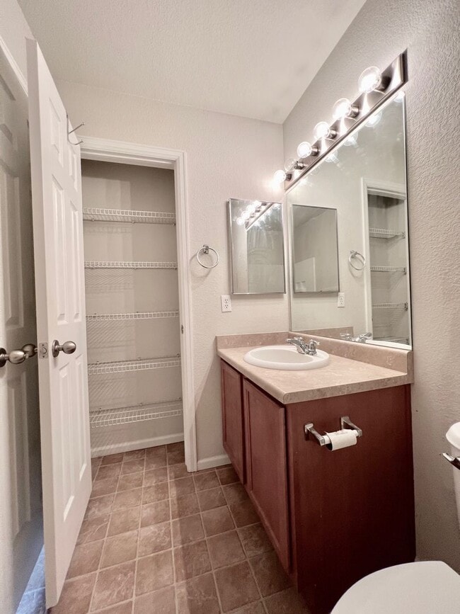 Building Photo - Spacious 2 Bed/2/5 Bath Townhome at The Bluffs at Spring Creek