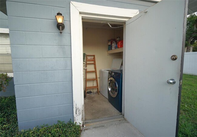 Building Photo - 305 S Westland Ave