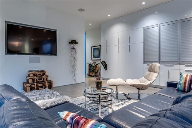 Building Photo - 2300 N Carroll Ave