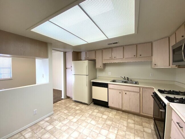 Building Photo - 2nd Floor - 2BR/2Bath - Balcony - 1Car Garage