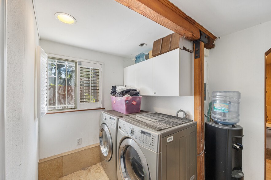 private laundry room - 3115 Marathon St