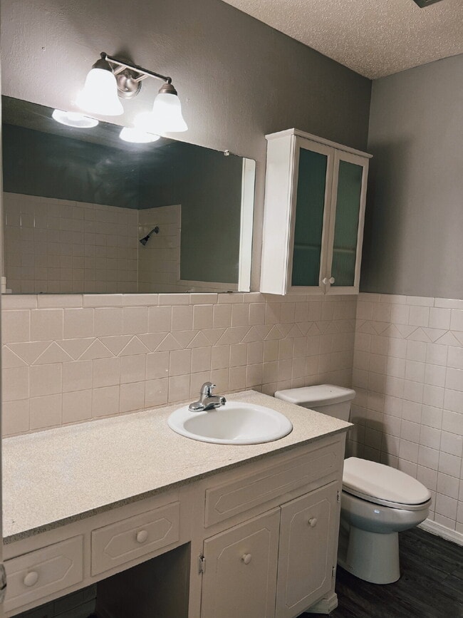 Building Photo - Cute, Clean and Central 3 bedroom 2 bathroom
