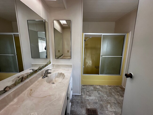 Building Photo - Quiet 3 bedroom in Umpqua