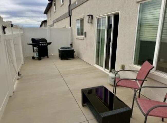 Building Photo - Beautiful 3 Bed/2.5 Bath Townhome For Rent!