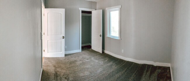 Building Photo - Updated Cozy Cottage