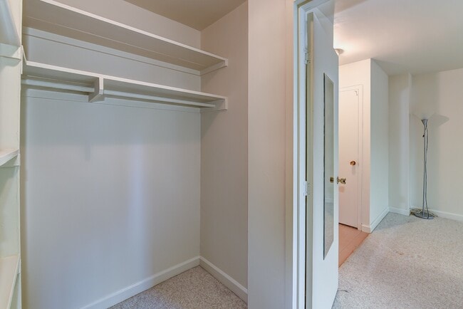 Building Photo - Spacious & Bright Studio at River Place East