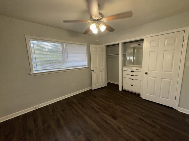 Building Photo - 304 Colonial Cir