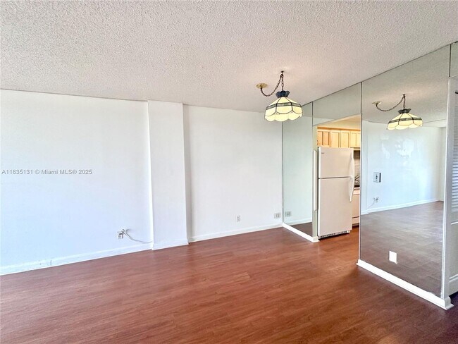Building Photo - 250 Jacaranda Dr