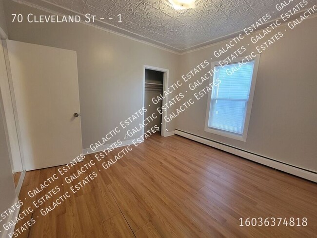 Building Photo - 1st floor spacious 3 bedroom 1 bath with b...