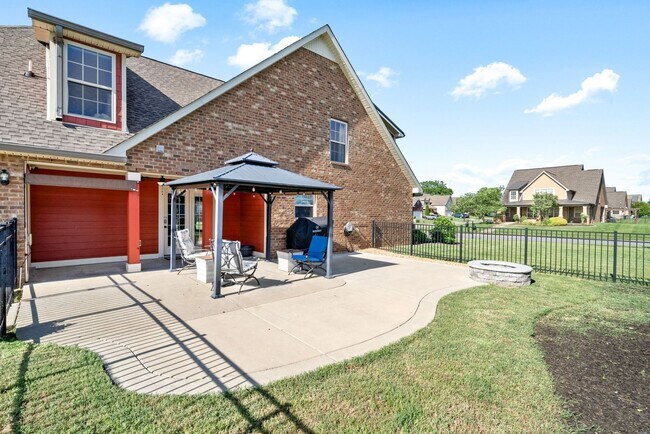 Building Photo - Beautiful Craftsman Style Home Waiting for...